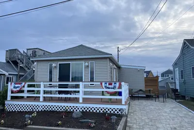 Image de Récemment rénové 2 lit \/ 1 maison de bain avec plage privée!
