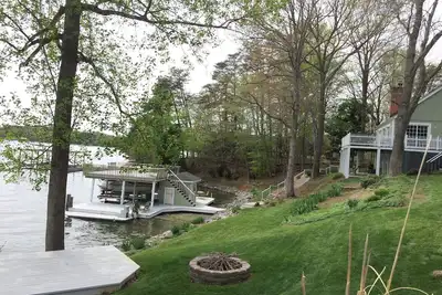 Image de Charmante maison au bord de l'eau, avec un emplacement central pour les marinas de la région, plus Super Dock