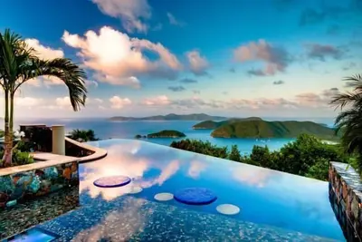 Image de Les meilleures vues et la terrasse de la piscine sur St John juste en haut de la colline de la plage de Cinnamon Bay.