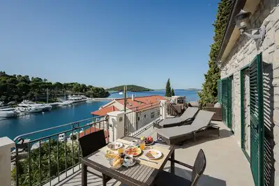 Image de Situation De Luxe: Baie, Chateaux Et Yachts De Maslinica Devant Vous * Un RÊVE!