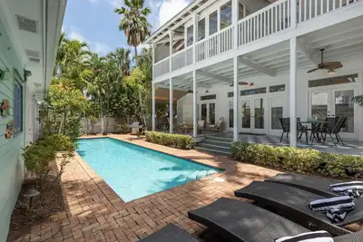 Image de \"Beach House\" ~ Superbe maison 4b / 4Ba avec piscine dans un emplacement parfait dans la vieille ville!