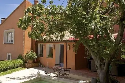 Image de Au centre du village de Roussillon avec un petit bassin et une vue fantastique