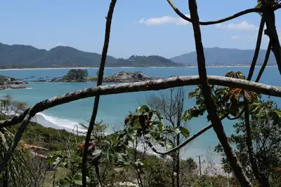 Image de Casa da Marilia sur la plage de Matadeiro, bois surplombant la mer et la paix