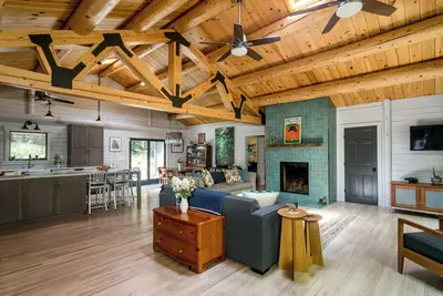 Image de Location familiale - Maison en bois rond et maison moderne rénovée en un, piscine d'eau salée chauffée