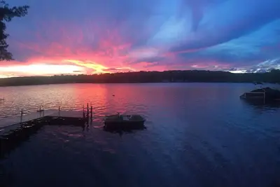 Image de Charmante maison au bord du lac avec vue sur le coucher du soleil