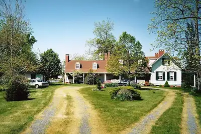 Image de Rénové historique Waterfront maison avec piscine, Dock, 200 acres