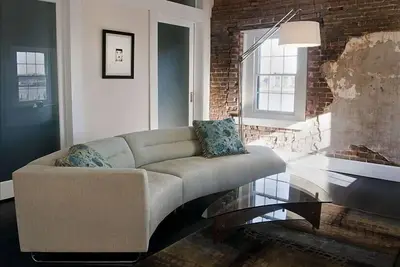 Image de Chic Factor Walk Loft avec vue sur la rivière St. et la rivière Savannah.