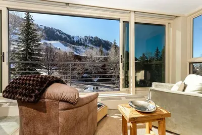 Image de Ski in \/ Out Ajax, vues imprenables sur les montagnes, 1, 5 pâtés de maisons de la télécabine
