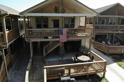 Image de River Road Villas # 3-Situé sur River Front-Incroyable cuisine / salon extérieur!