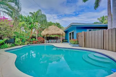 Image de 4br Piscine chauffée Accueil avec Tiki Hut!