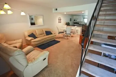 Image de Maison de ville de North Ocean City. Courte promenade jusqu'à la plage. Aucune location de semaine senior.