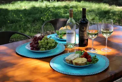 Image de Invitation à une escapade dans la région viticole de Sonoma avec un jardin privé et un bain à remous cloutés en chêne