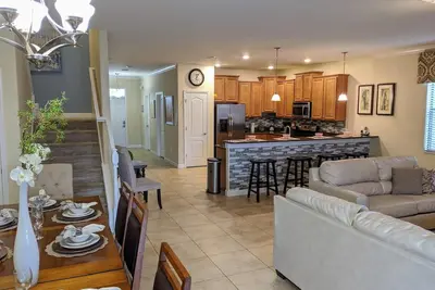 Cette villa est un 9 chambre (s), 5 salles de bain, située à Davenport, Fl.