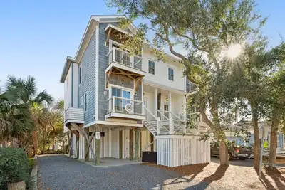 Image de 1st Blk E Ashley Ave Unit (A) - Premium Home - À quelques minutes de la plage