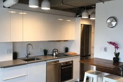 Image de Condo de luxe du centre-ville de Vancouver dans le quartier branché de Gastown, avec terrasse privée orientée au sud