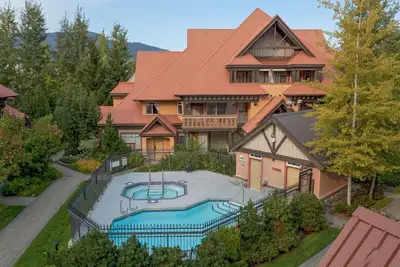 Image de Détendez-vous dans une retraite de luxe de 3 chambres et 2 salles de bain située au cœur du village de Whistler
