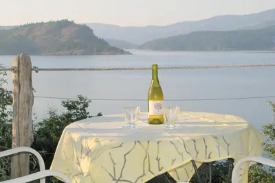 Image de Oceanfront-One Acre-Spectacular Views, Internet gratuit - Hot tub-Près de Victoria