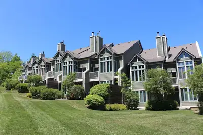 Image de Grand Condo Inspiré du Chalet Côté Pente (entièrement rénové)