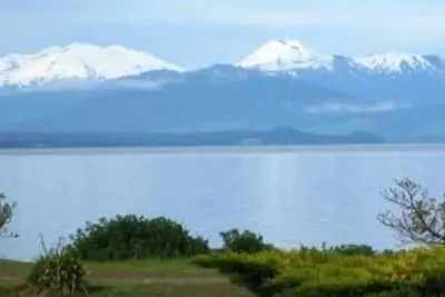 Vue sur le lac et la montagne