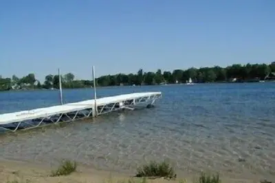 Image de Belle Lake Home avant avec un quai privé.