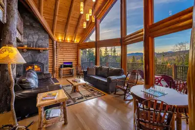 Image de Adirondack Lake Placid Hilltop Log Lodge avec vue sur Whiteface Mt