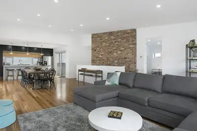 Logement De QUALITÉ Seulement À 200m De La Plage Et Du Centre Ville! ! ! - 82a Orton Street