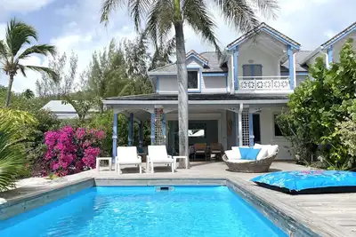 Image de 2 chambres, piscine privée et vue sur la mer