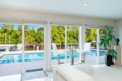 Piscine de piscine d'eau salée chauffée saisonnièrement de 40 pieds avec vue sur l'île d'Intracoastal