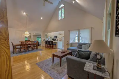 Image de Maison de luxe avec bain à remous 1/2 mile du magnifique centre-ville d'Ogunquit