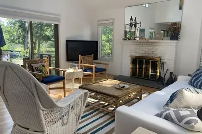Image de Spacieuse, aérée, calme, maison récemment rénovée sur terrain boisé privé avec étang