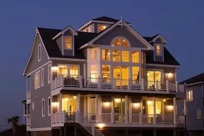 Image de NorthTopsailOceanfrontRentals. 7 Bd Elevator Pool Tennis Hot Tub Dog
