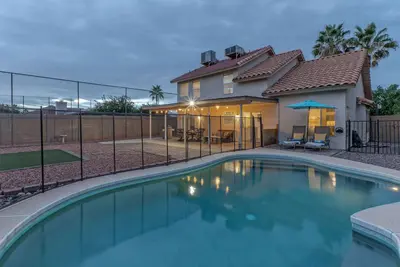 Image de Magnifique maison sur Painted Mt Golf Course; Piscine privée avec possibilité de chauffage
