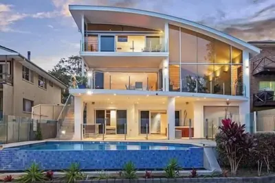 Image de Accueil Waterfront Luxury avec piscine à débordement à 5 minutes de commodités favorables à la famille