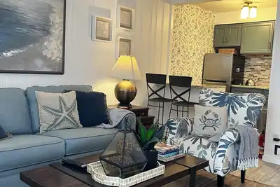 Image de Magnifique condo avec piscine à 1 pâté de maisons de la plage! Nouvelle cuisine été 2019!