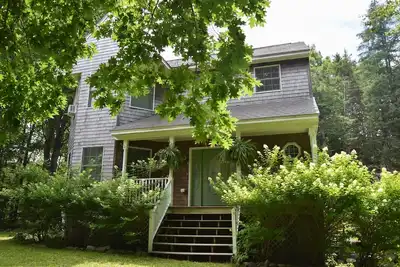 Image de Ensoleillé, gai, chalet tranquille près de l'Acadie, Bar Harbor, et plus