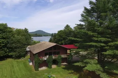 Image de Belle maison au bord du lac, terrain privé de 20 acres. Près de Stowe et Jay Peak