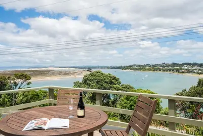 Image de Wintle93 - Sunny, pet-friendly kiwi bach with stunning views, walk to the estuary and surf beach