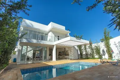 Image de Maison de style contemporain avec 4 suites et 6 salles de bains dans une résidence fermée