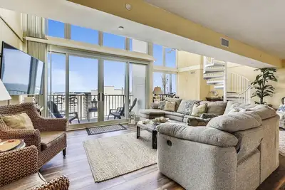Image de Activites Quotidiennes Gratuites et Wifi Gratuit! Un des plus luxueux condo penthouse à Ocean City. Entièrement rénové avec des vues spectaculaires et à couper le souffle de 2 étages sur l'océan, la baie et le littoral Md / De vers Bethany.