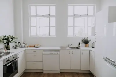 Image de Calme, élégant appartement de 2 chambres à coucher, situé au coeur de la ville.