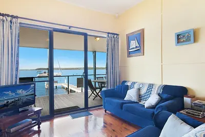 Image de Bord de l'eau absolu avec ponton privé! ! Sunshine Cottage sur le lac Macquarie