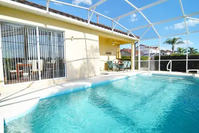 Image de Belle maison de 3 chambres / 2 salles de bain avec piscine privée pleine grandeur, à seulement 12 km de Disney