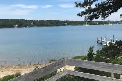 Image de Belle maison en bord de mer avec plage de sable privée et d'amarrage sur Lagoon étang