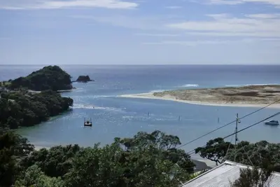 Image de Kiwi Bach avec vue panoramique mer et vue sur le port