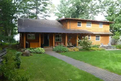 Image de Heart Lake Log Home et Sandy Lake; Vacances en famille sur le lac avec nos cinq bateaux!
