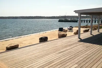 Image de Waterfront Home, Hot Tub, Paddle Boards, Kayaks, salle de jeux!