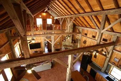 Image de Capacité d'accueil de 8 ou 16 personnes en fonction de votre budget, Lake Front Lodge sur 8 acres.