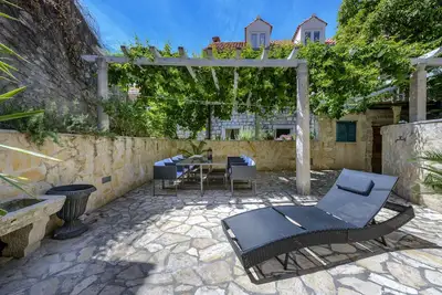 Image de Maison de charme avec beau grand jardin à l'intérieur des murs de la ville antique