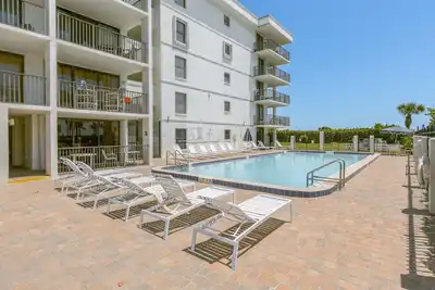 Image de Condo rénové de deux chambres sur le thème de la plage sur la plage