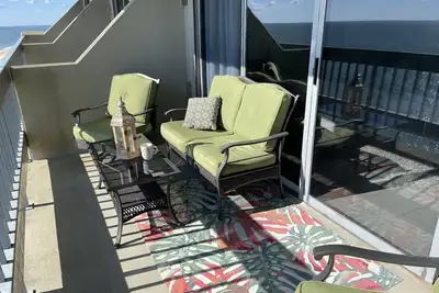 Image de Magnifique condo face à la plage avec une vue imprenable sur la baie, aussi!